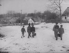 děti kráčejí do školy