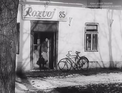 před místním obchodem