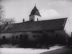 pohled přes stavení na věž kostela