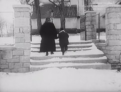 věřící jdou do kostela na mši