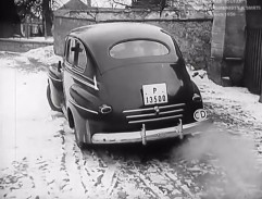 auto stojící u fary