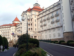 cesta pred grandhotelom