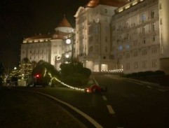 cesta pred grandhotelom