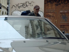 Před bydlištěm Dana Chládka