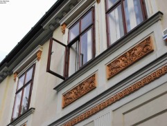 Zvedaví páni pozerajú z okien