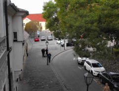 Pochod oficierov z okien domu Lálikovcov