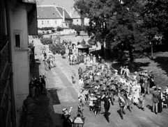 Pochod oficierov z okien domu Lálikovcov