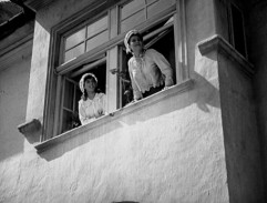 Prokuristove služobníctvo pozerá na pochod oficierov