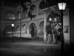 Dámy odchádzajú z bálu