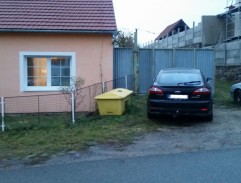 Před domem policisty Jonáše