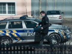 Před domem policisty Jonáše