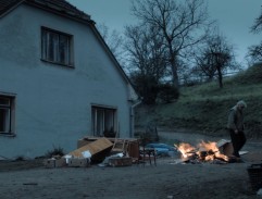 Stolař pálí nábytek