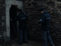 Před vchodem do sklepení