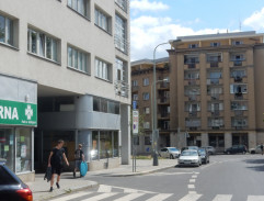 Před bydlištěm Rohnových