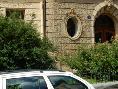 Bedřiška před klinikou