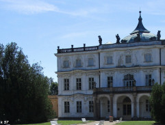 Před bydlištěm Škvorových