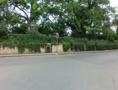 Na ulici kolem plakátů