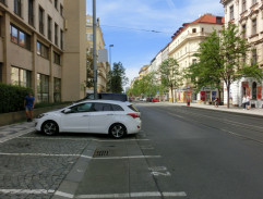 Na ulici před školou