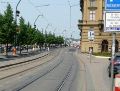 Na tramvajové zastávce