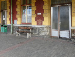 Urban jde do nádražní budovy