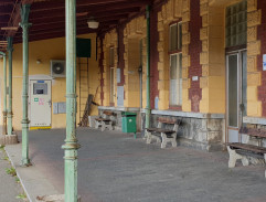 Přednosta se dívá za Urbanem