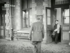 Urban jde do nádražní budovy