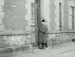 Pan Kolátor se dívá za Urbanem