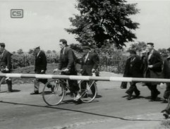 Lidé přicházejí k závorám