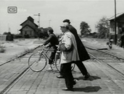 Lidé přecházejí koleje