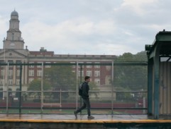 Peter míří do školy