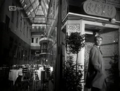 Před vinárnou Roxy