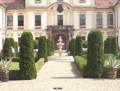 Na nádvoří zámku