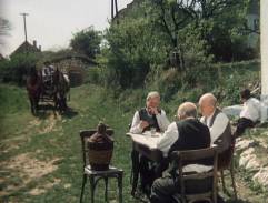 Karbaníci před chalupou