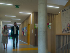 Kamil a Nora Nosková na chodbě