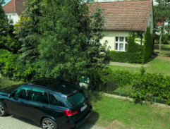 Před domem Kamila a Tomáše