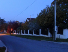 Pohled směrem k továrně