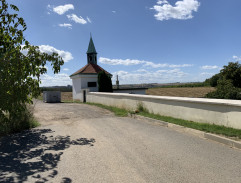 Tomáš jede na hřbitov