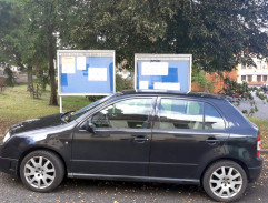 Před úřední deskou