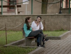 Petra Halušková na lavičce