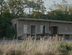 Malí Romové u továrny