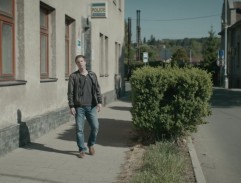 Lukáš před budovou policie