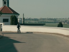 Tomáš jede na hřbitov