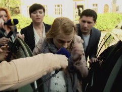 Před budovou soudu II