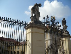 Mlynářka přelézá bránu