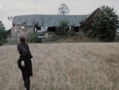 opustená chalupa pri cintoríne