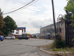 Před cargo areálem