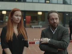 Lidé před fakultou