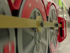 vláčik pri obchode so spodným prádlom