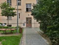 Před domem tetičky