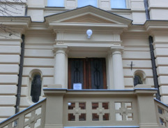 Na schodech u zvěrolékařské školy